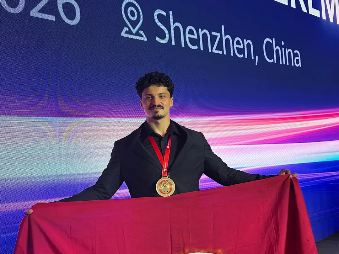 Holding the Tunisian flag with the gold medal at the Huawei ICT Competition 2025-2026 Global Final awards ceremony in Shenzhen